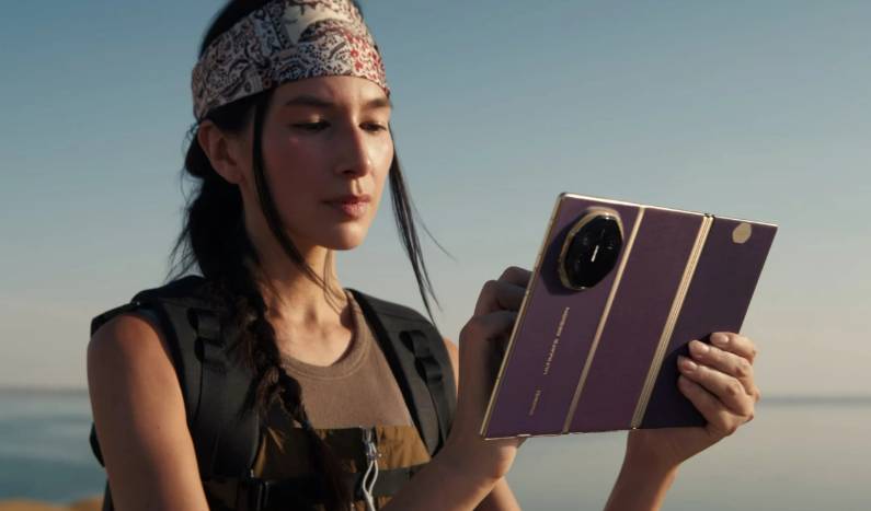 Seseorang memegang HUAWEI Mate Xts Ultimate 
