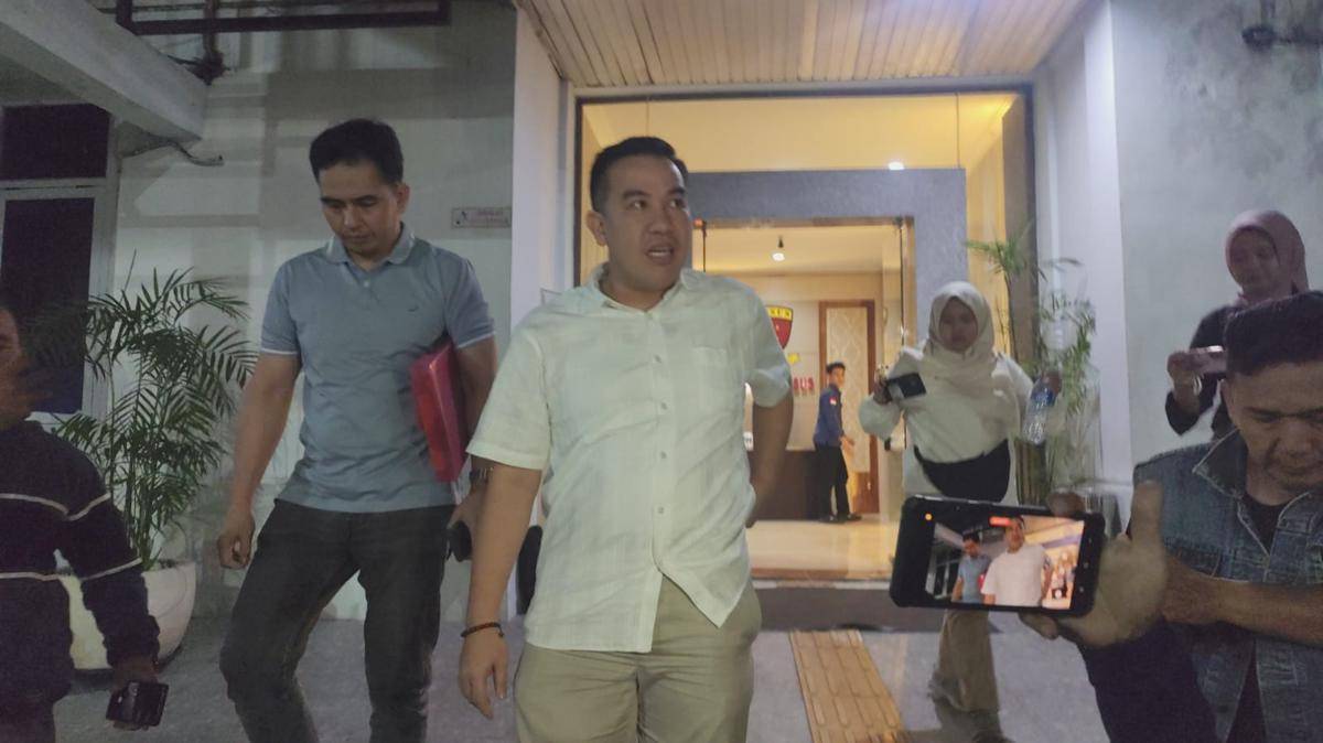 Mantan Bupati Pesawaran, Dendi Romadhona saat keluar dari gedung Pidsus Lampung. (IDN Times/Muhaimin)
