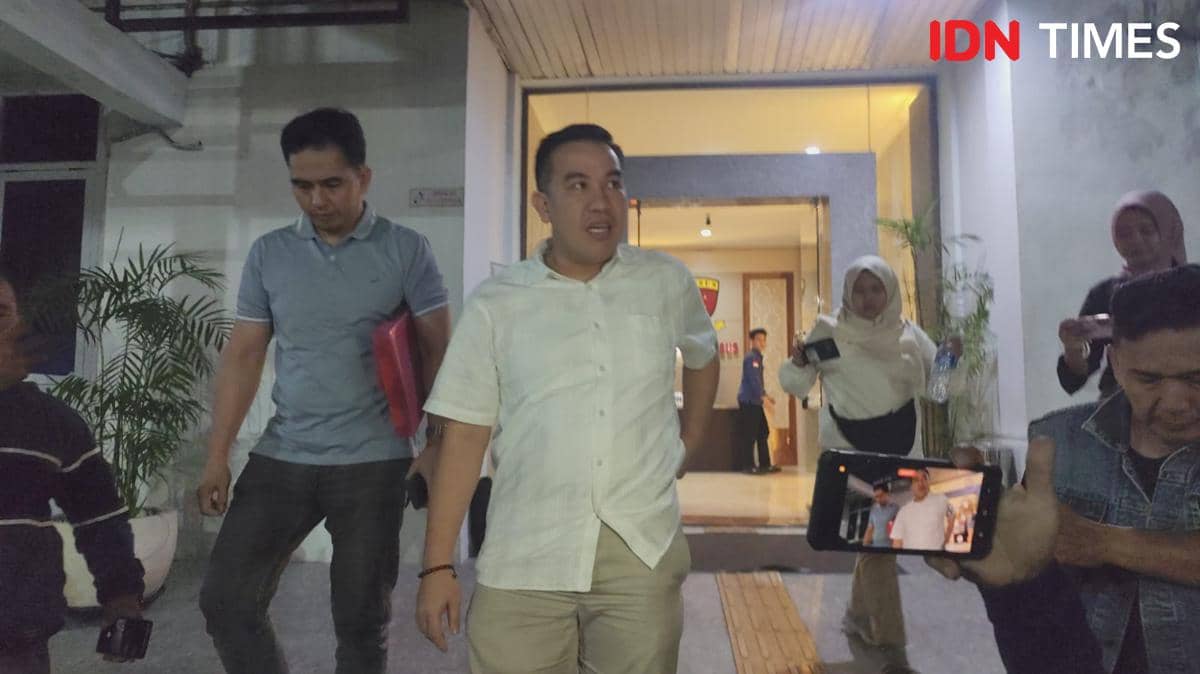 Mantan Bupati Pesawaran, Dendi Romadhona saat keluar dari gedung Pidsus Lampung.