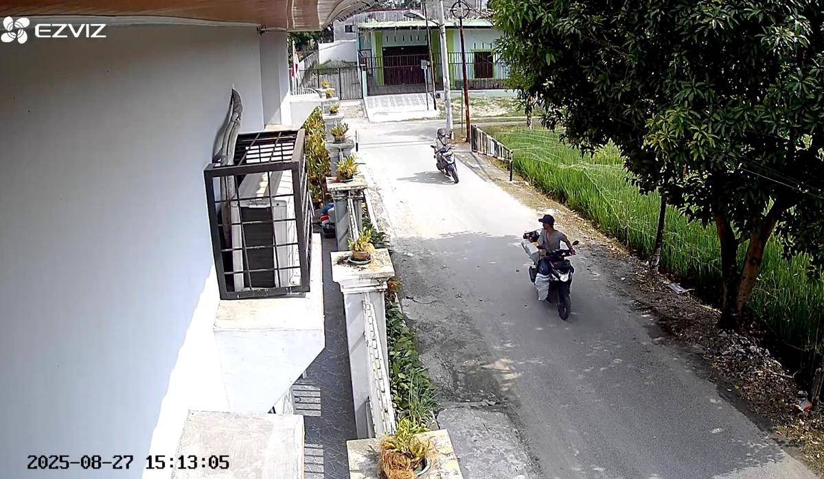 Pencuri motor kurir paket Shopee terekam CCTV (dok.istimewa)