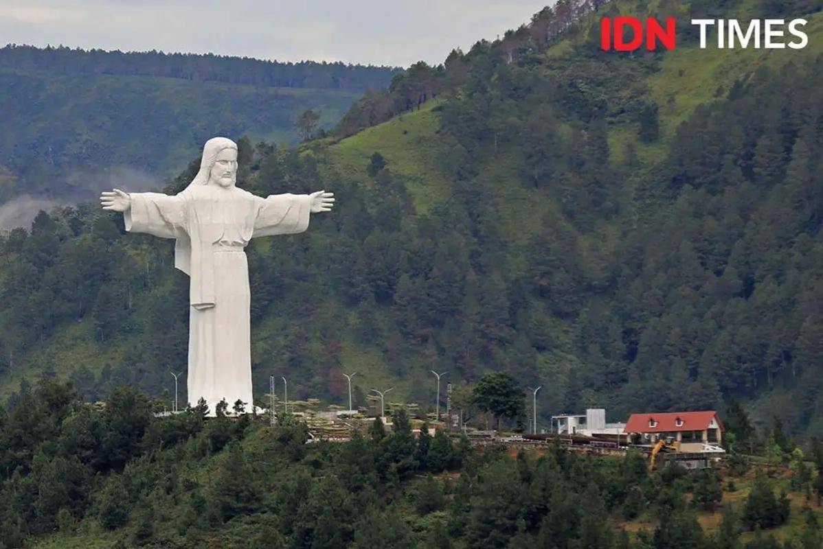 Patung Kristus Penyelamat di Bukit Sibeabea, Samosir, Sumut merupakan destinasi wisata baru di sekitar Danau Toba (IDN Times/Arifin Al Alamudi)