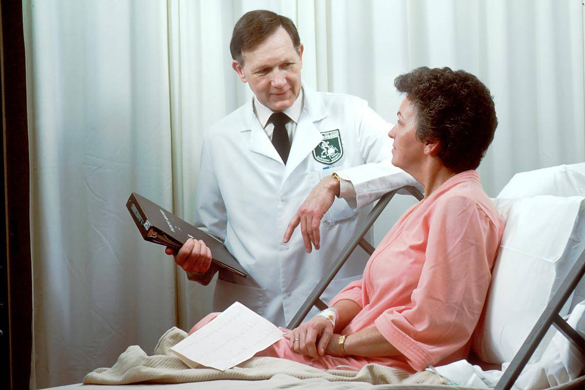 ilustrasi konsultasi dokter (unsplash.com/National Cancer Institute)