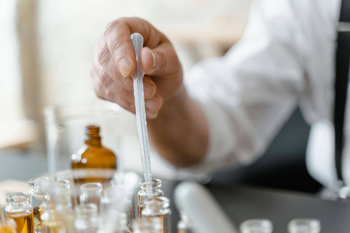 Ilustrasi proses pembuatan parfum (pexels.com/MART PRODUCTION)