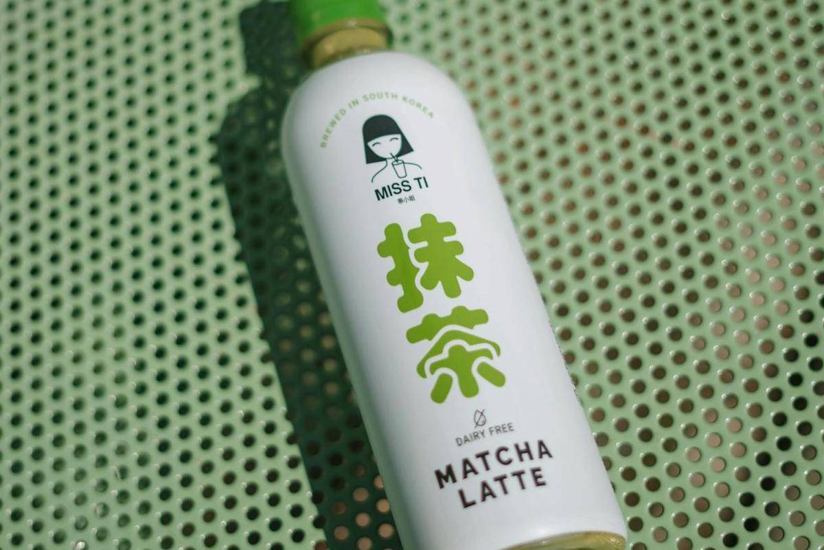 ilustrasi matcha latte dalam botol 