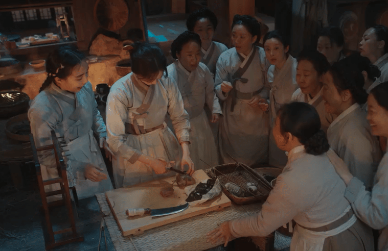 still cut drama Korea Bon Appétit, Your Majesty (youtube.com/@tvNDRAMA_official)