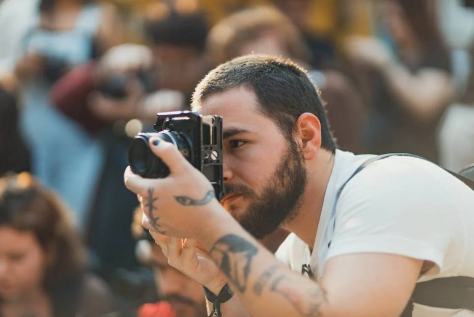 ilustrasi fotografer pria (pexels.com/Matheus Bertelli)