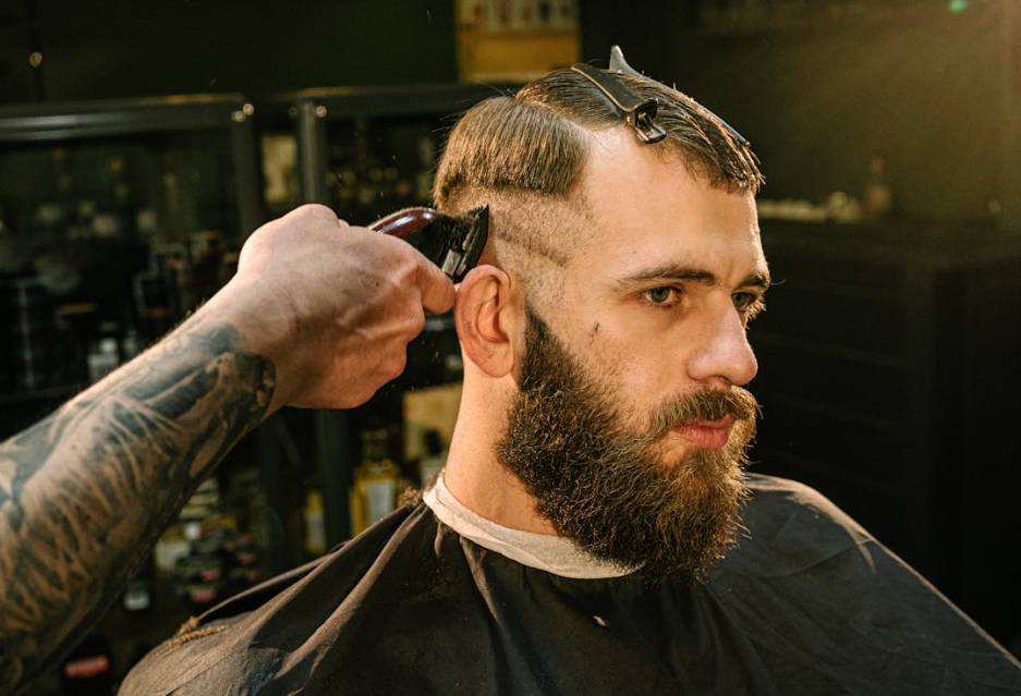 ilustrasi pria potong rambut (pexels.com/Antoni Shkraba Studio)