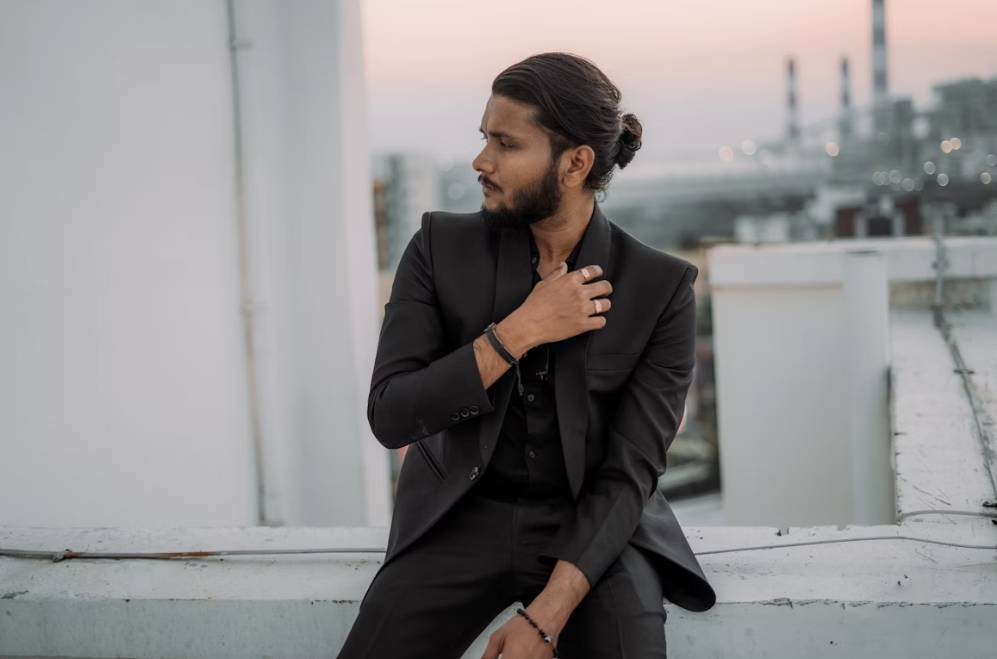 ilustrasi pria outfit hitam (unsplash.com/Raviraj Singh Tomar)