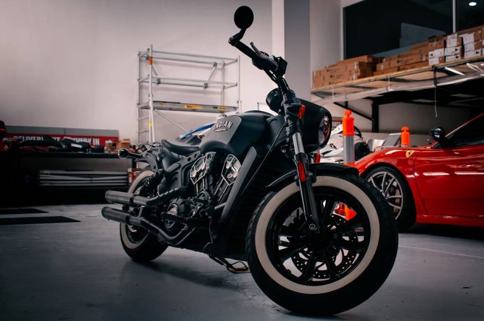 ilustrasi motor di garasi (unsplash.com/Walter John)