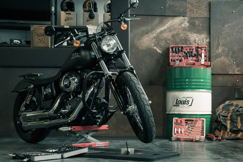 ilustrasi motor di garasi (unsplash.com/LouisMoto)