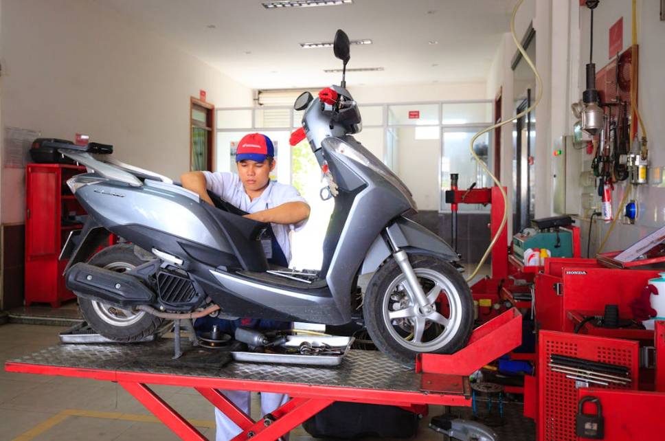 ilustrasi servis motor (pexels.com/Quang Nguyen Vinh)