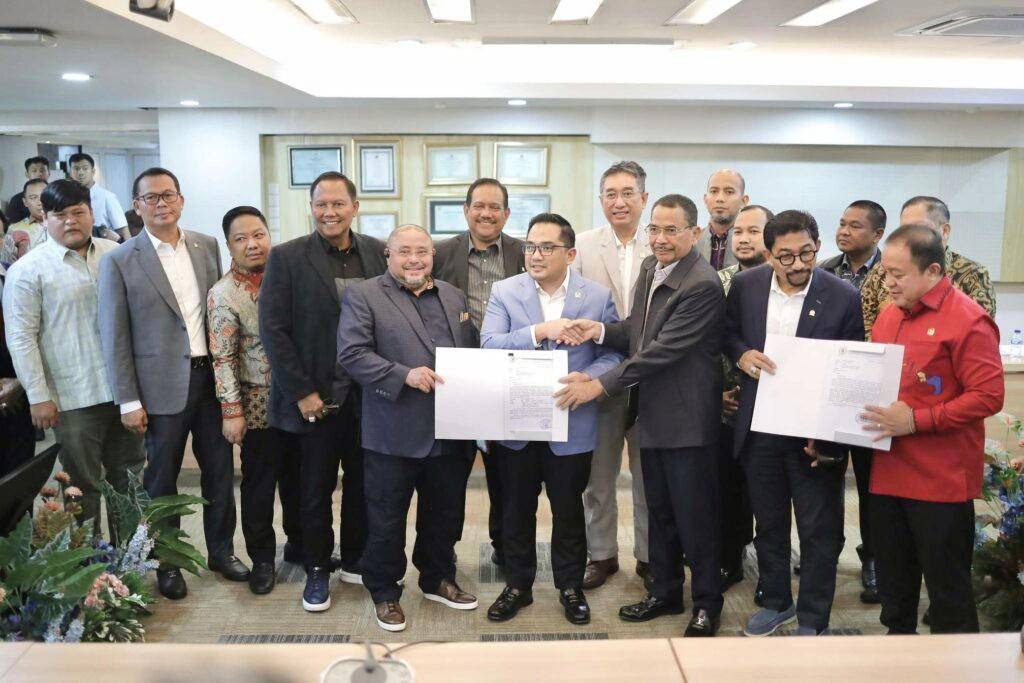 DPRD Kalsel menyerahkan tujuh tuntutan dari Aliansi Rakyat Kalsel Melawan kepada Ketua Komisi II DPRD RI. (Humas DPRD Kalsel)