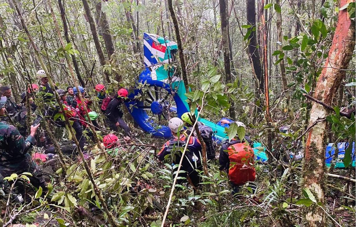 Tim SAR gabungan saat pertama kali menemukan bangkai ekor helikopter BK117-D3 yang jatuh di hutan, Mantewe, Tanah Bumbu, Kalsel, Rabu (3/9/2025). (istimewa)