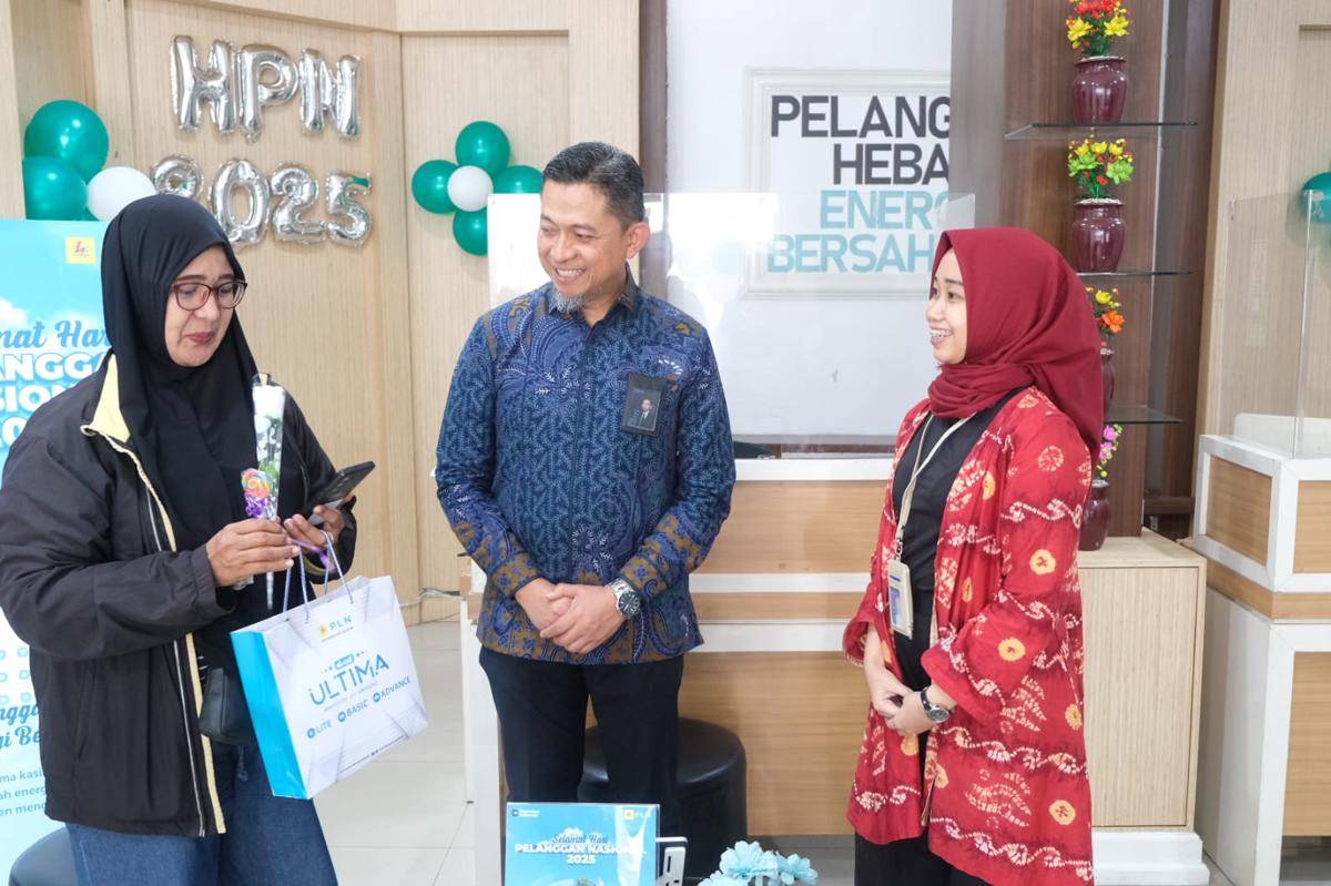 GM PLN UID Sulselrabar, Edyansyah tengah melayani langsung dan menyapa pelanggan di PLN ULP Mattoanging, Kota Makassar dalam rangka Hari Pelanggan Nasional 2025 (4/9/2025). (Dok. Istimewa)