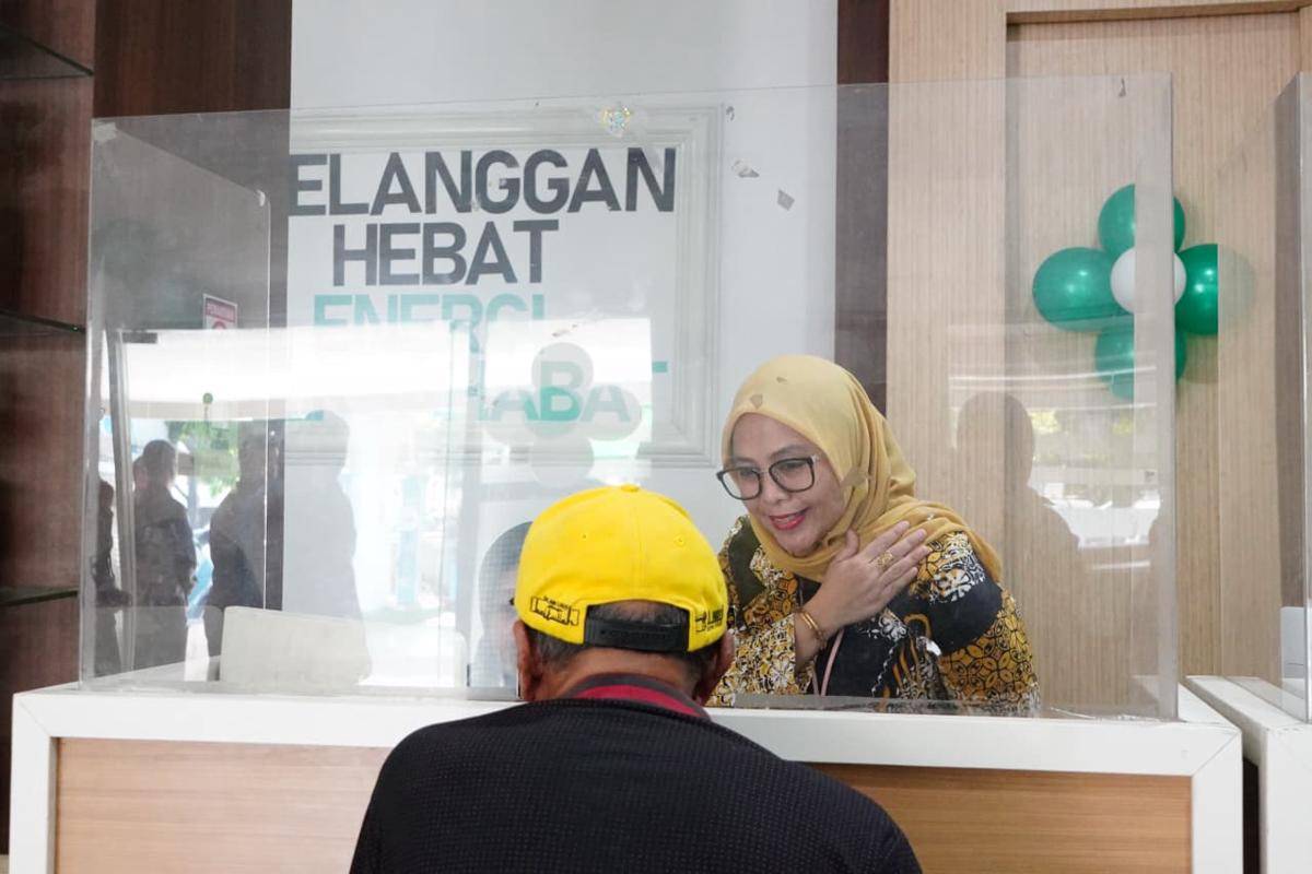 Senior Manager Niaga dan Manajemen Pelanggan PLN UID Sulselrabar, Yuli Ashaniais melayani pelanggan di PLN ULP Mattoanging, Makassar (4/9/2025). (Dok. Istimewa)