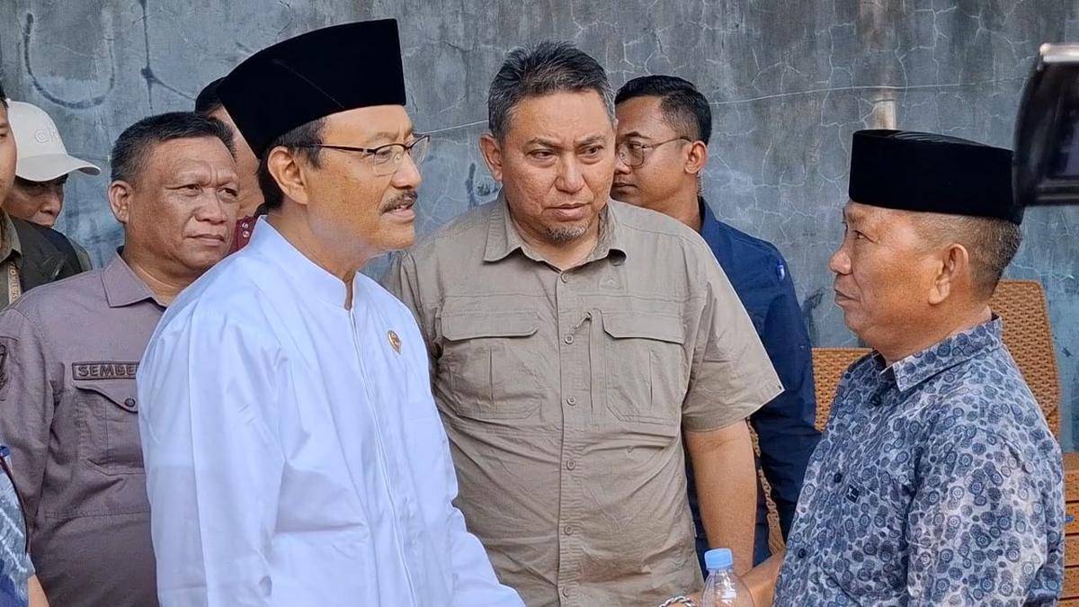 Menteri Sosial (Mensos) RI, Syaifullah Yusuf mengunjungi keluarga korban tewas dan luka-luka akibat kericuhan yang berujung pembakaran gedung DPRD Makassar dan DPRD Sulsel, Jumat (5/9/2025). IDN Times/Darsil Yahya