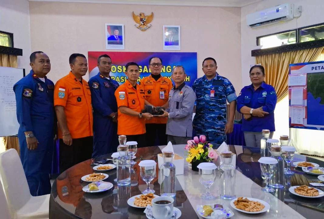 Direktur Operasi Basarnas, Laksamana Pertama TNI Yudhi Bramantyo, menyerahkan black box ke pihak KNKT, Jumat (5/9/2025). (Dok/Basarnas Banjarmasin)