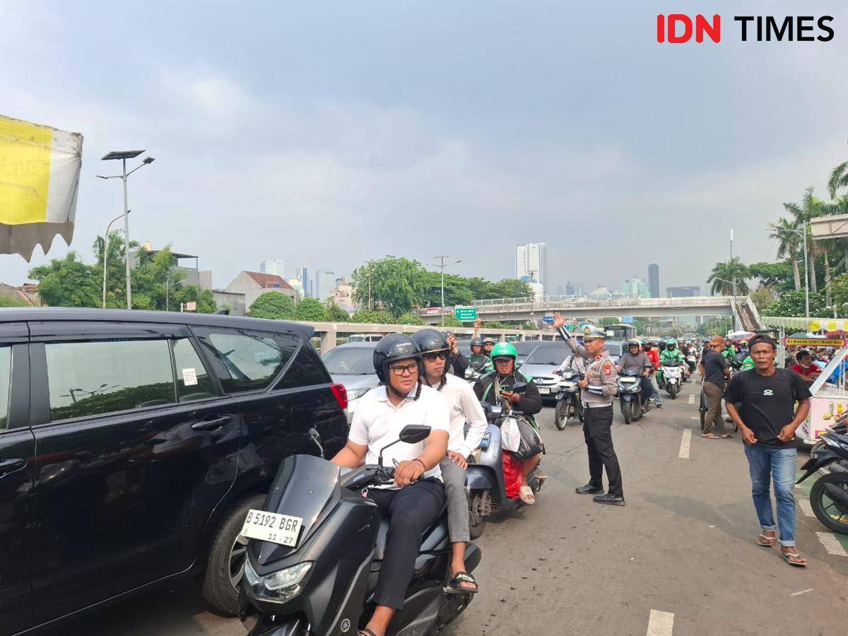 Lalu lintas Jalan Gatot Subroto saat demo mahasiswa, Jumat (5/9/2025).