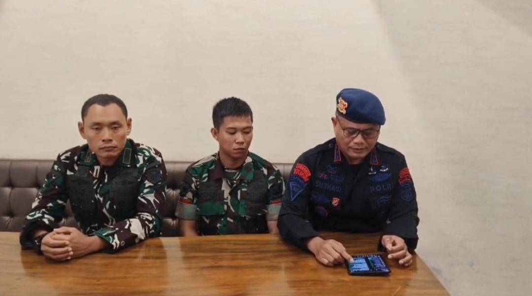 Pratu Handika Novaldo (tengah) ikut memberikan klarifikasi ketika dipiting anggota Brimob di depan DPRD Sumatra Selatan.