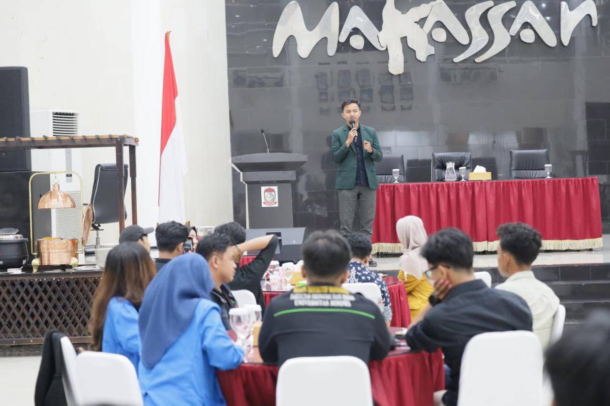 Mahasiswa lintas kampus berdiskusi dengan Wali Kota Makassar Munafri Arifuddin di Rumah Jabatan, Kamis malam (4/9/2025), membahas insiden 29 Agustus. (Dok. Humas Pemkot Makassar)