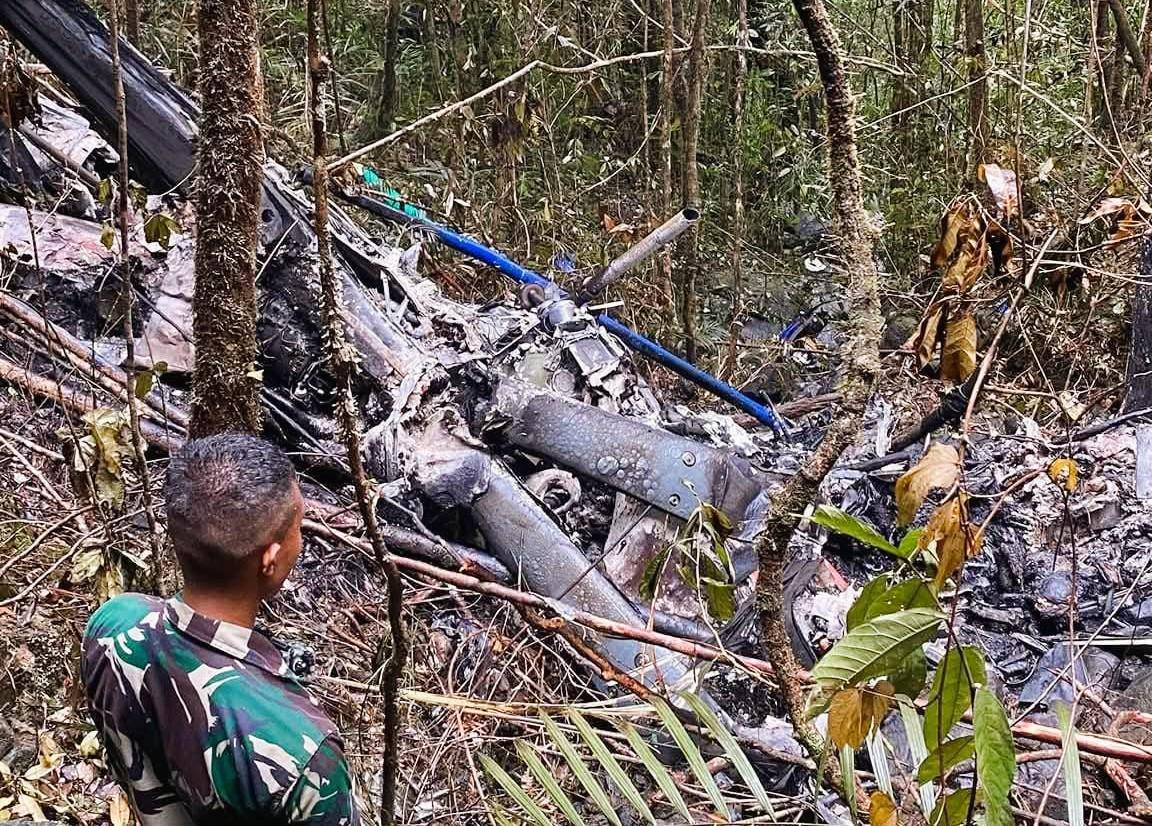 Tim SAR gabungan saat pertama kali menemukan bangkai badan helikopter BK117-D3 yang jatuh di hutan, Mantewe, Tanah Bumbu, Kalsel, Rabu (3/9/2025). (istimewa)