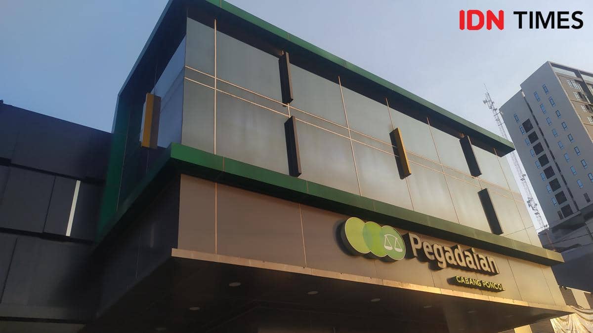 Kantor Cabang Pegadaian Poncol Semarang saat sore hari.