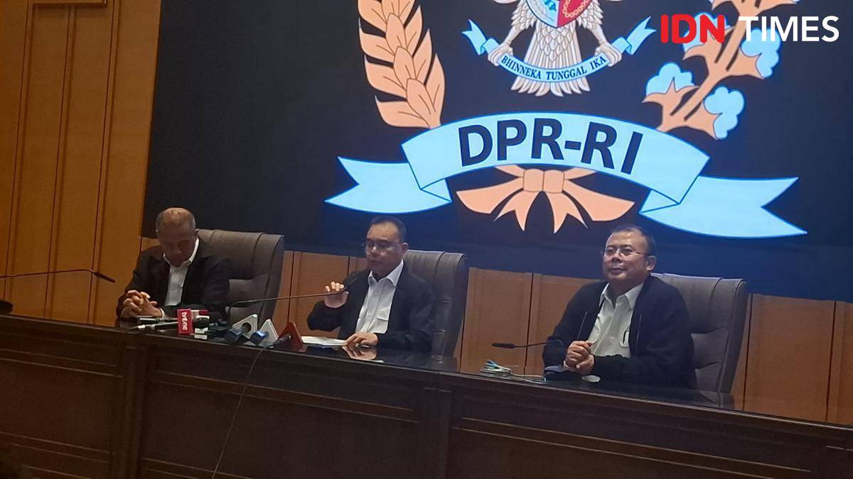 Pimpinan DPR RI saat menggelar jumpa pers hasil konsultasi bersama pimpinan fraksi parpol di parlemen. (IDN Times/Amir Faisol)