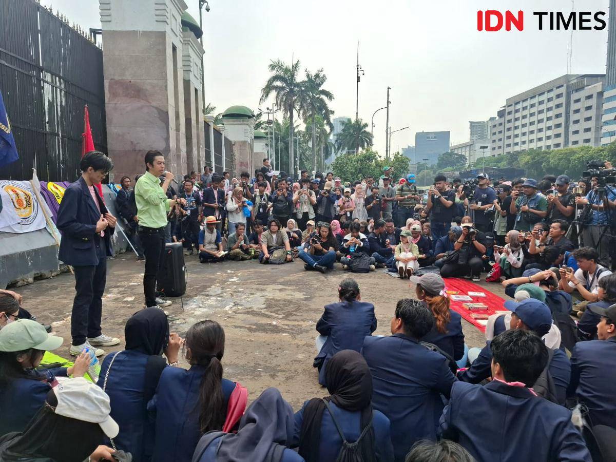 Mahasiswa dari Universitas Padjajaran piknik di depan Gedung DPR.