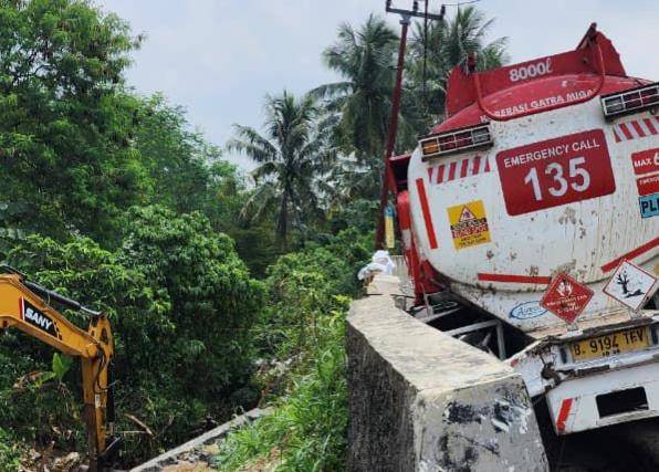 Truk Pertamina kecelakaan.jpg