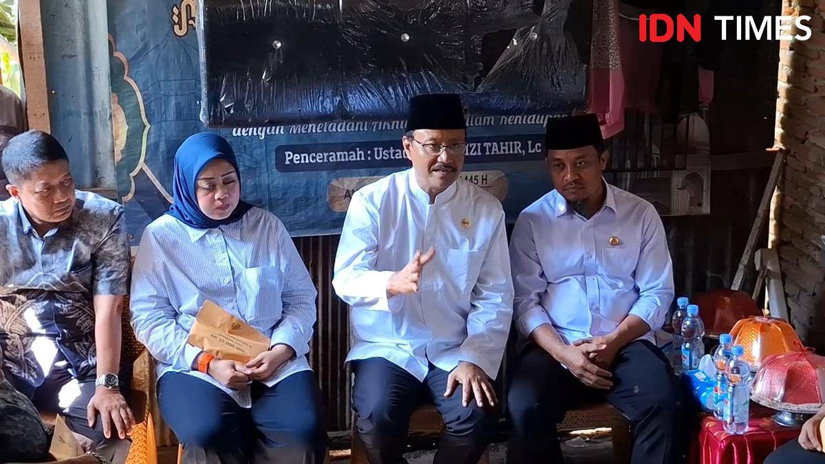 Menteri Sosial (Mensos) RI, Syaifullah Yusuf mengunjungi keluarga korban tewas dan luka-luka akibat kericuhan yang berujung pembakaran gedung DPRD Makassar dan DPRD Sulsel, Jumat (5/9/2025). IDN Times/Darsil Yahya