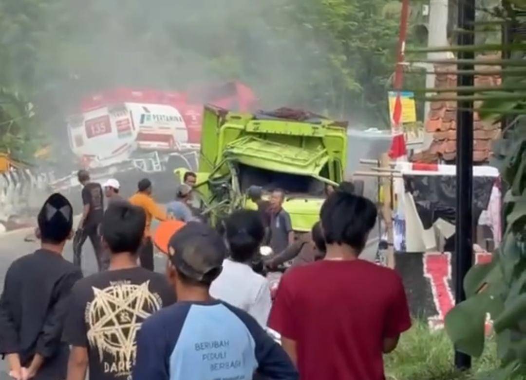 Truk Pertamina kecelakaan.jpg