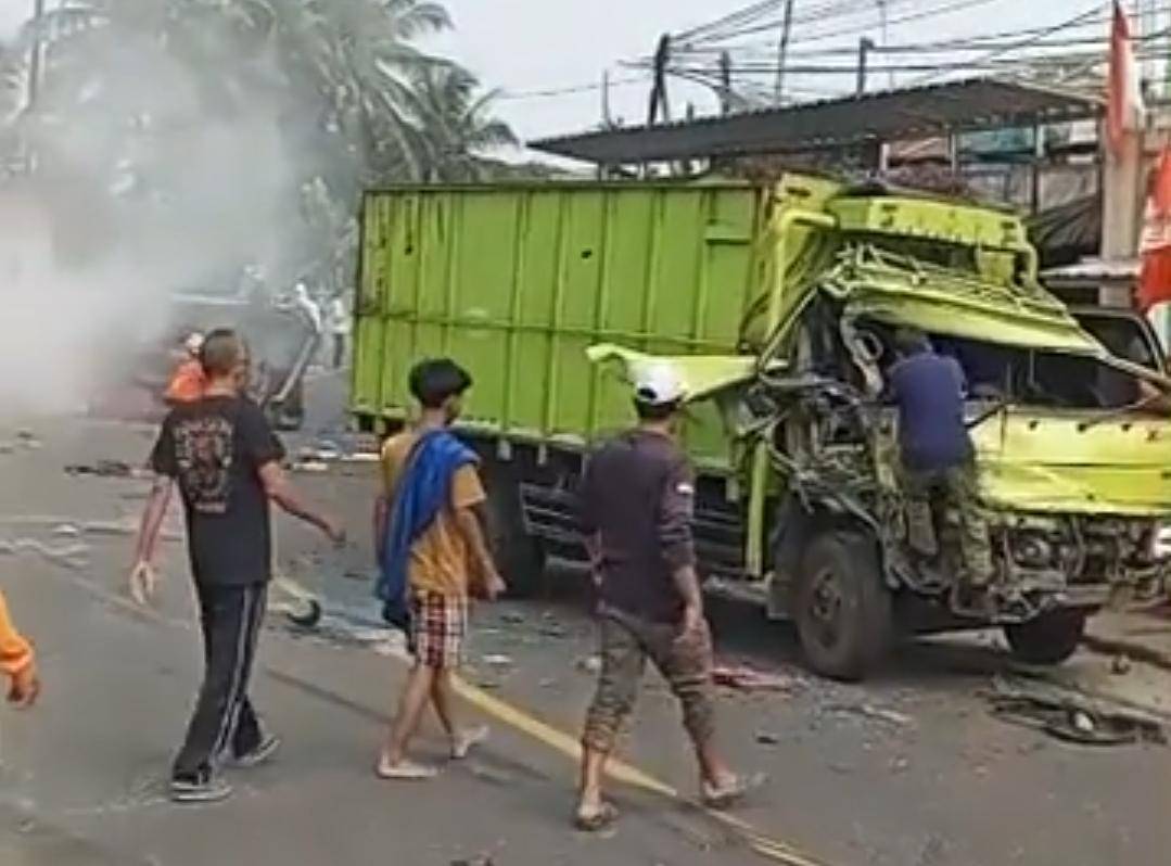 Mobil truk kecelakaan.jpg