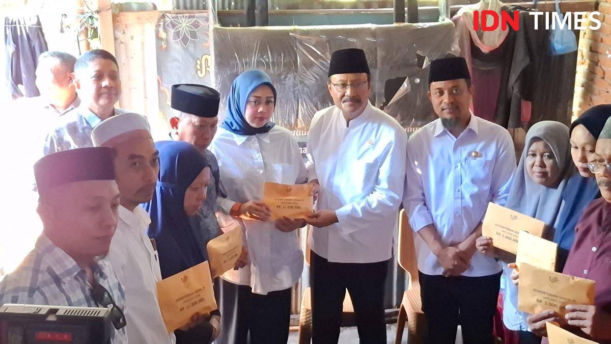 Menteri Sosial (Mensos) RI, Syaifullah Yusuf mengunjungi keluarga korban tewas dan luka-luka akibat kericuhan yang berujung pembakaran gedung DPRD Makassar dan DPRD Sulsel, Jumat (5/9/2025). IDN Times/Darsil Yahya