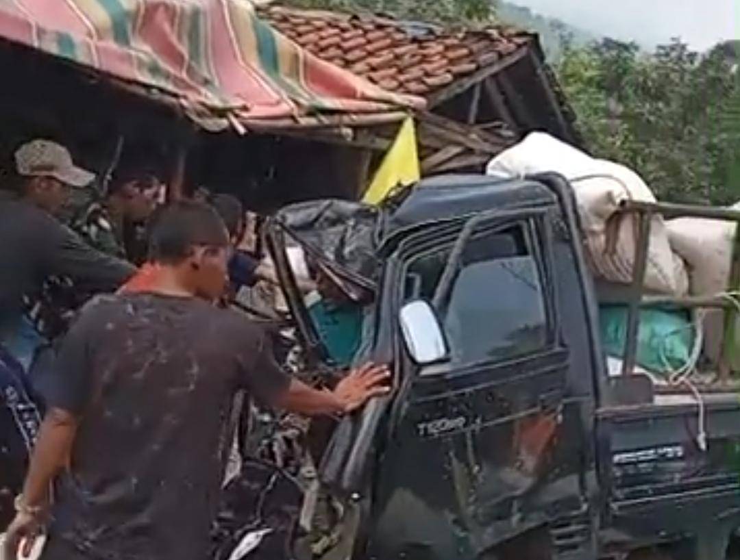 mobil pikup kecelakaan.jpg