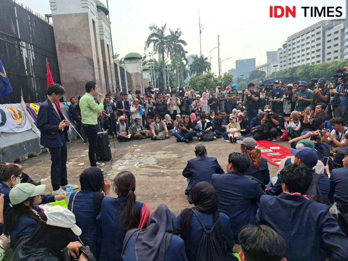 Sejumlah elemen mahasiwa dari Universitas Padjajaran (Unpad) Bandung meggelar aksi damai di depan Gedung DPR, Jumat (5/9/2025). (IDN Times/Amir Faisol)