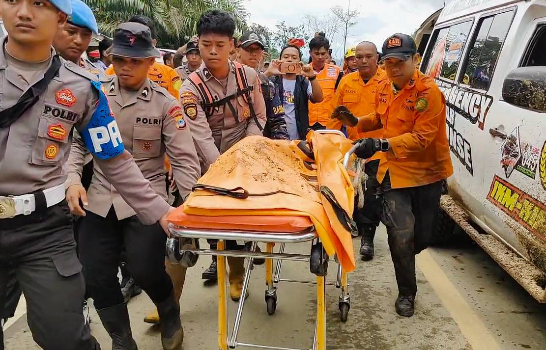 Tim SAR gabungan saat mengevakuasi jenazah korban helikopter jatuh di Mantewe, Tanah Bumbu, Kalsel, Kamis (4/9/2025). (Tangkapan layar/Basarnas)