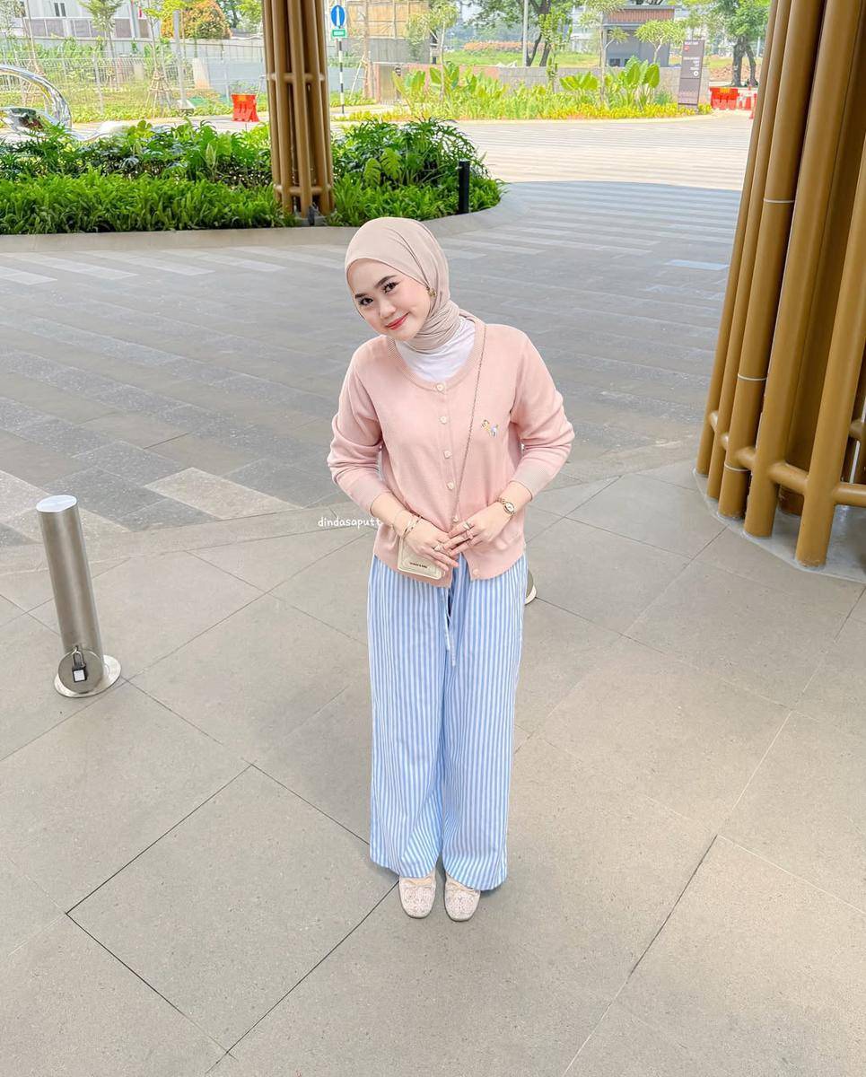 potret OOTD hijab chic ala Dinda Saputri (instagram.com/dindasaputt)
