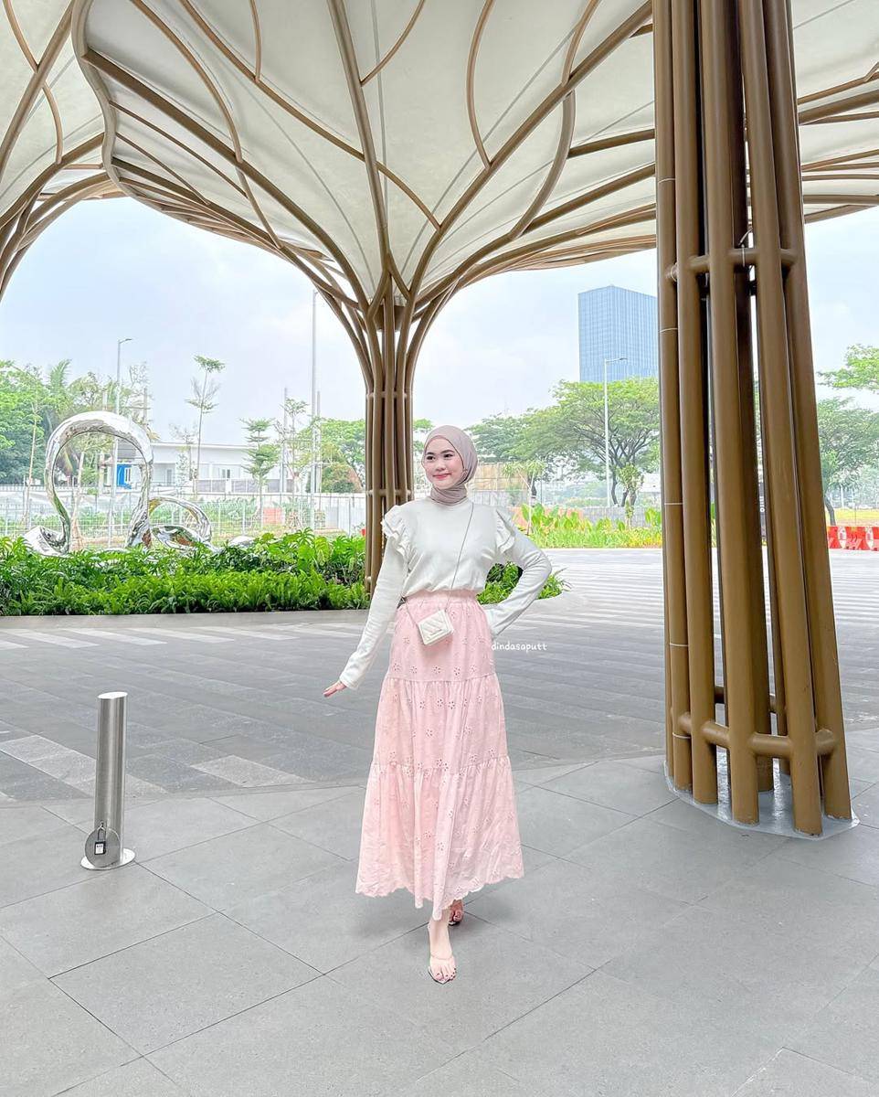 potret OOTD hijab chic ala Dinda Saputri (instagram.com/dindasaputt)