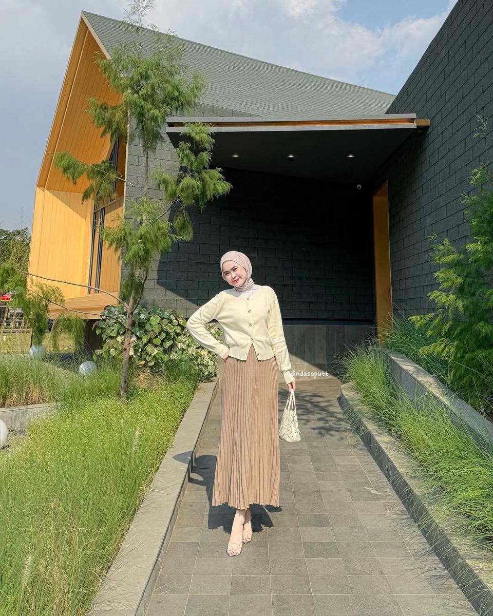 potret OOTD hijab chic ala Dinda Saputri (instagram.com/dindasaputt)