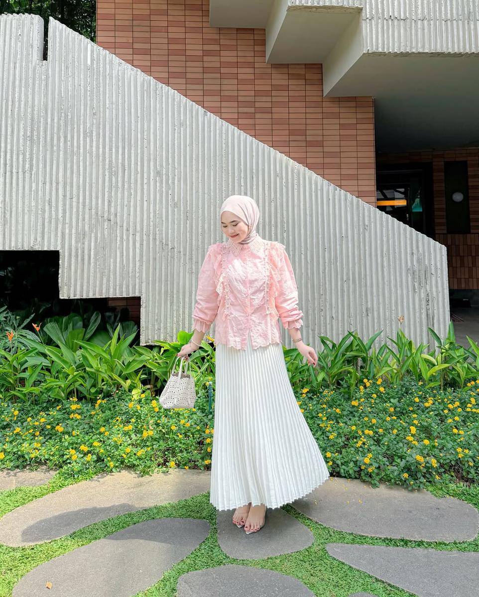 potret OOTD hijab chic ala Dinda Saputri (instagram.com/dindasaputt)
