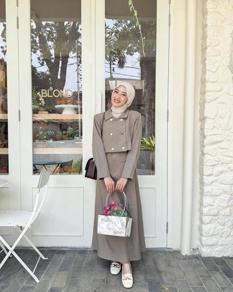 potret mix and match hijab earth tone ala Rafika Rahma (instagram.com/rafikarahmaaa)