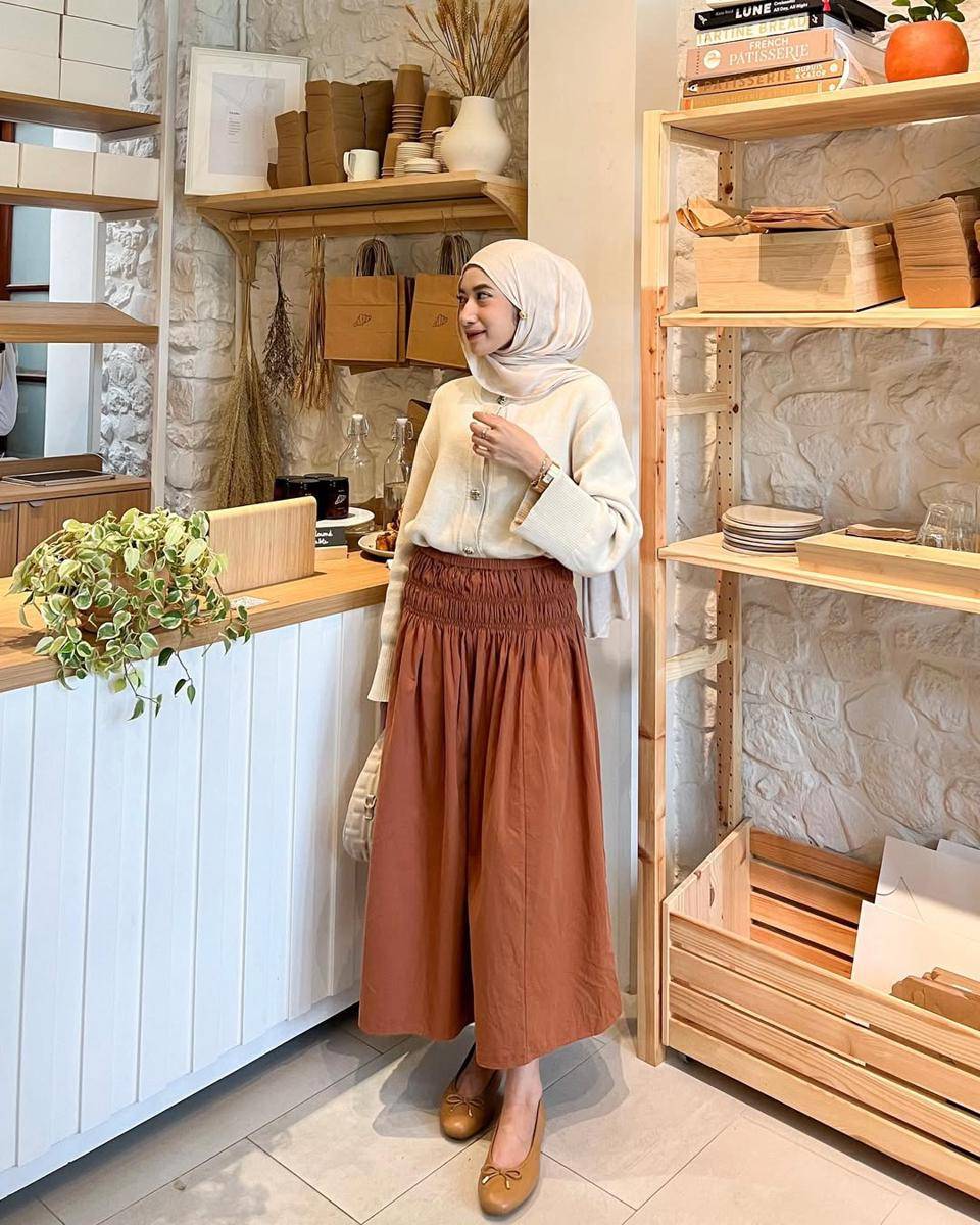 potret mix and match hijab earth tone ala Rafika Rahma (instagram.com/rafikarahmaaa)