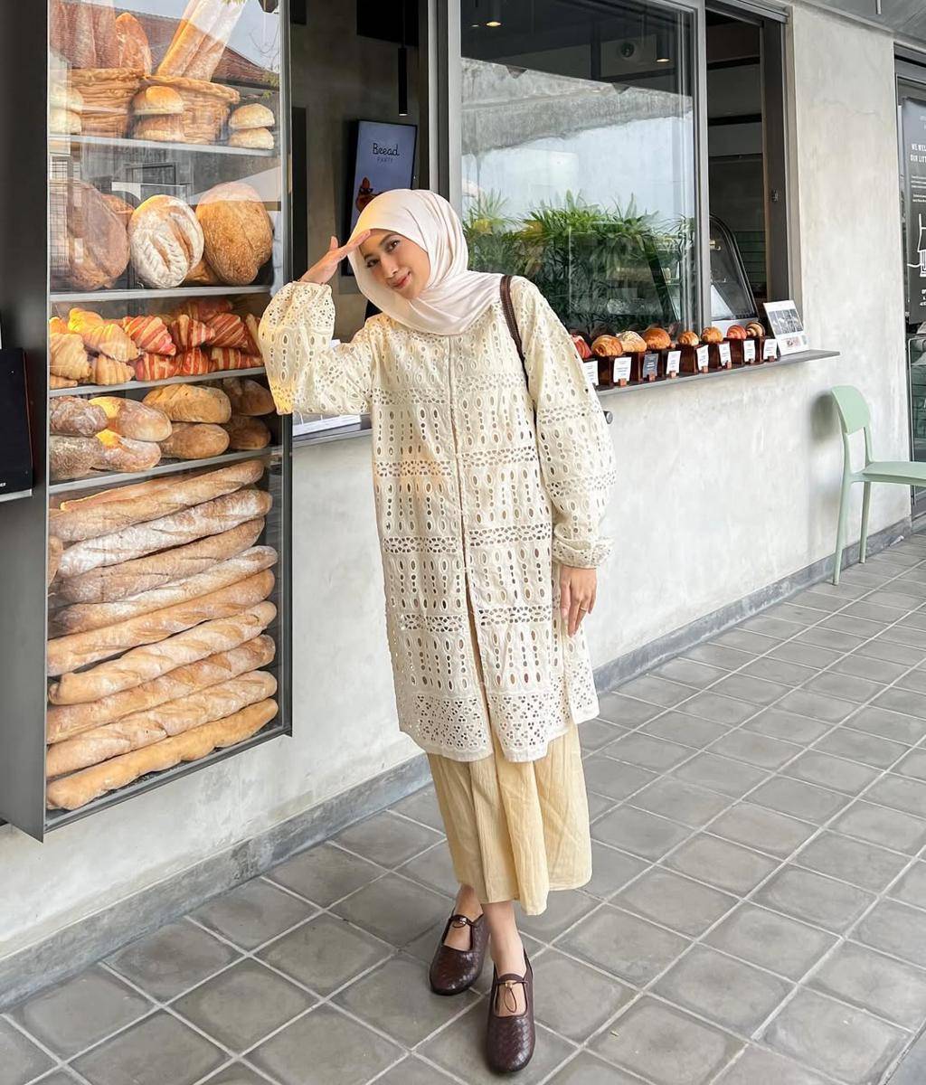 potret mix and match hijab earth tone ala Rafika Rahma (instagram.com/rafikarahmaaa)