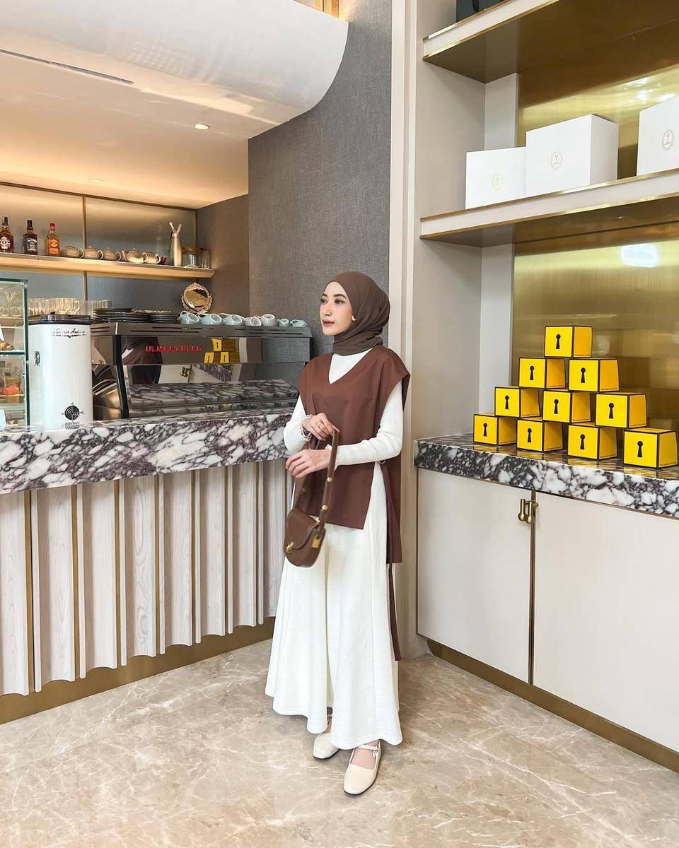 potret mix and match hijab earth tone ala Rafika Rahma (instagram.com/rafikarahmaaa)