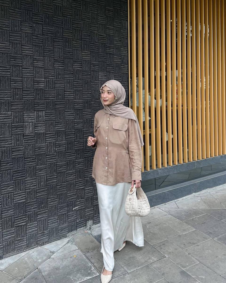 potret mix and match hijab earth tone ala Rafika Rahma (instagram.com/rafikarahmaaa)