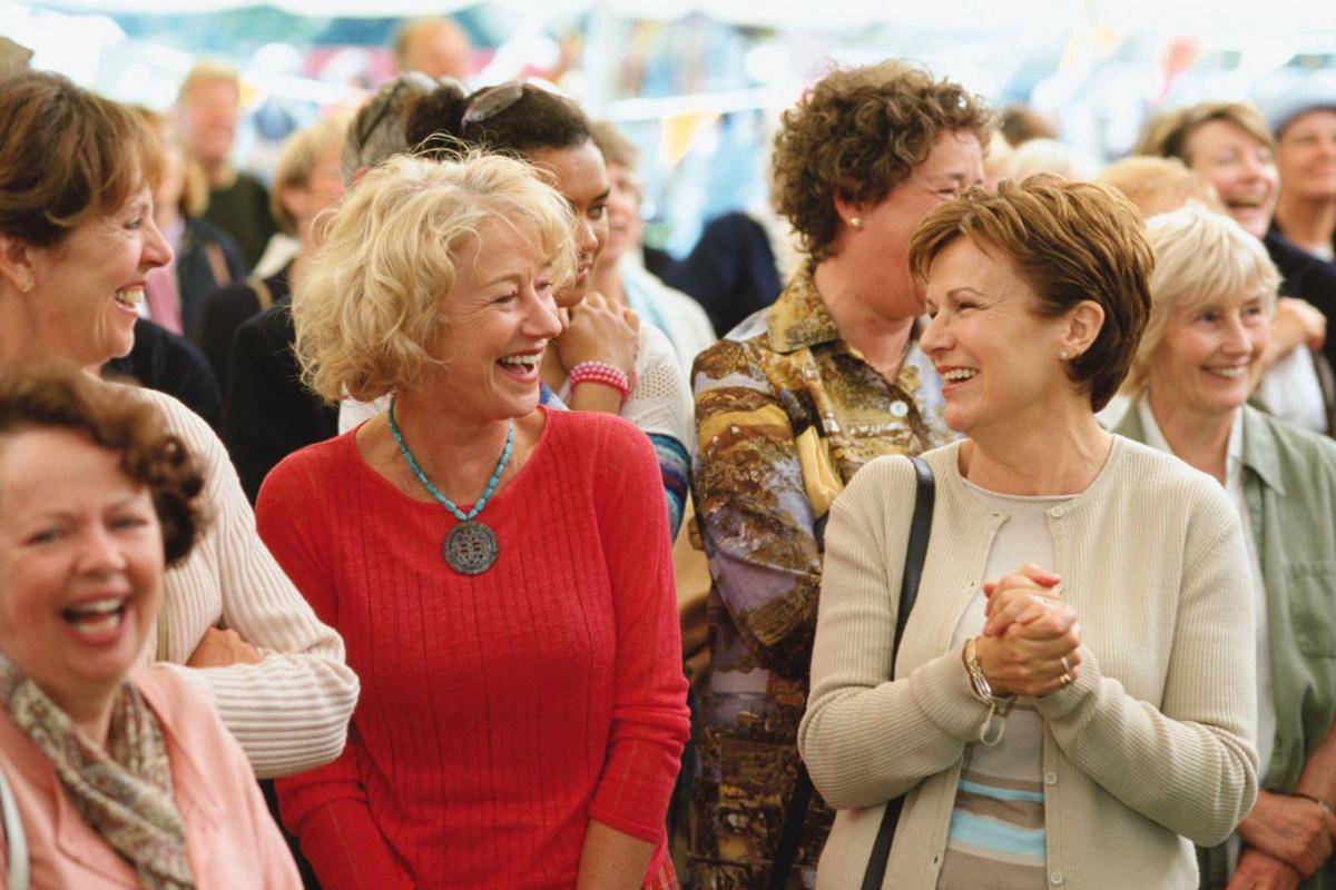 Helen Mirren dan Julie Walters dalam film Calendar Girls.