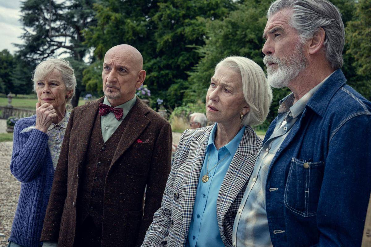 Celia Imrie, Ben Kingsley, Helen Mirren, dan Pierce Brosnan dalam film The Thursday Murder Club.