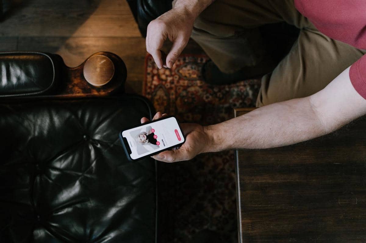 illustrasi seorang pria menggunakan dating apps (pexels.com/cottonbro studio)