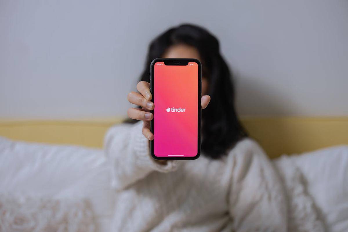ilustrasi aplikasi kencan tinder (pexels.com/ottonbro studio)