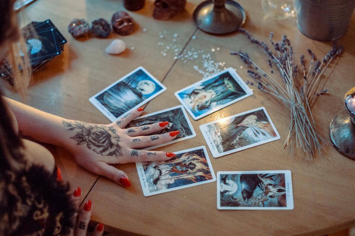 ilustrasi pembacaan tarot (pexels.com/Alina Vilchenko)